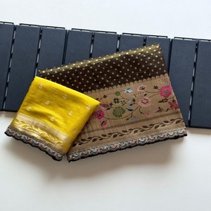 Sari de Seda Paithani VASTRA COTTAGE con Jacquard Zari, Borde Meenakari, Pallu Rico y Blusa Bordada, Teñido a Mano, Diseño Exclusivo - Product Image 1