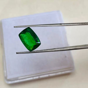 พลอยทซาโวไรต์ทรงคุชชั่น น้ำหนัก 4.26 กะรัต คุณภาพระดับ AAA พร้อมความเงางามระดับ AAA และสีเขียวสดใส ตัดและขัดเงาอย่างสมบูรณ์แบบ - Product Image 2