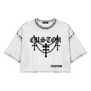 เสื้อครอปท็อปผ้าฝ้ายเกรดพรีเมียม 300GSM สีเทาฟอกกรด |   เสื้อยืดโอเวอร์ไซส์สไตล์สตรีทแวร์ ลายกางเขนโกธิคแบบกำหนดเอง ตกแต่งด้วยหมุดที่คอเสื้อ - Product Image 1
