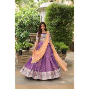 Cosmos Jequard travail de soie russe Lehenga Choli pour femme brodé avec fil-paillettes - Product Image 3