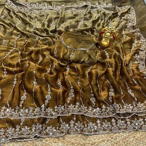 Sari de seda espacial de doble tono vibrante con trabajo tradicional de Zari Mango y blusa de diseñador completamente cosida para un glamour festivo - Product Image 3