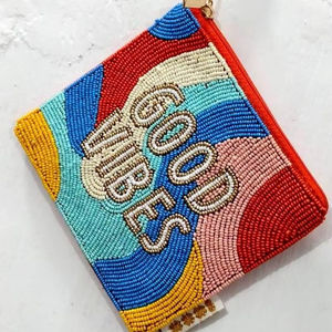 Monedero de seda con cuentas y diseño de fresa, fondo multicolor |   Cartera de Mano Hecha a Mano con Cierre Magnético Resistente |   Moda con Cuentas Decorativas - Product Image 1