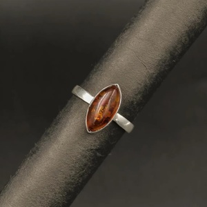 Bague ovale en ambre baltique et argent sterling 925 pour elle, bijoux fins, bijoux faits à la main - Product Image 1