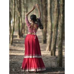ชุด lehenga choli ชุดแต่งงานผ้าเลื่อมสีแดงที่สวยงามพร้อม dupatta - Product Image 1
