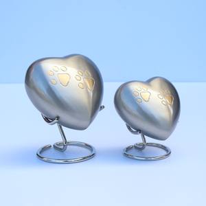 โกศทองเหลืองคุณภาพสูงสำหรับใส่เถ้ากระดูกสัตว์เลี้ยง รูปหัวใจสลักลาย โกศเผาศพสัตว์เลี้ยง รูปหัวใจทองเหลือง/ดีบุก ทำด้วยมือ โกศรูปอุ้งเท้าสัตว์เลี้ยง - Product Image 1