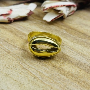 Meilleures bagues modernes épaisses en coquillages cauris, style bohème, en laiton plaqué or 18 carats, pour femme, thème océan et plage, bague signet de caractère, vente en gros/OEM/ODM - Product Image 5