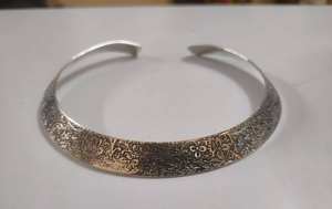 Collar de latón vintage con diseño martillado cristiano, el más vendido, acabado plateado, para fiestas, bodas, gargantilla étnica tipo torque - Product Image 5