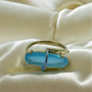 Bague élégante en or 22 carats avec pierre bleue et design barre de diamants, bijou moderne et stylé pour femme - Product Image 3