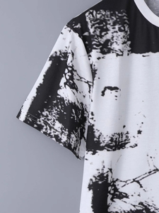 Camiseta de Manga Corta para Hombre de Alta Calidad con Estampado Gráfico Abstracto, Textura Desgastada, Diseño Monocromático, Transpirable, Hecha a Medida en Pakistán - Product Image 2
