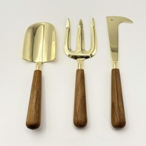 Ensemble d'outils de jardin uniques avec manches en bois, truelle et râteau en acier noir pour l'entretien des plantes, outils de jardin faits à la main - Product Image 5