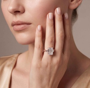 แหวนหมั้นเพชรทรงเหลี่ยมมรกต 18K โรสโกลด์พรีเมียม น้ำหนักรวม 8.17 กะรัต - Product Image 1