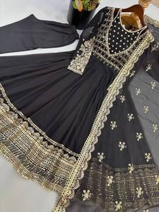 Robe Anarkali Rouge Brodé pour Femme, Style Traditionnel Indien et Pakistanais, Coupe Ample Longue en Soie pour Mariage - Product Image 2