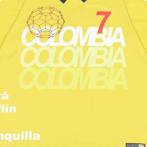 Camiseta deportiva con cuello en V y logo impreso por sublimación personalizada - Camiseta gráfica de alta calidad para hombre, 100% poliéster - Product Image 3