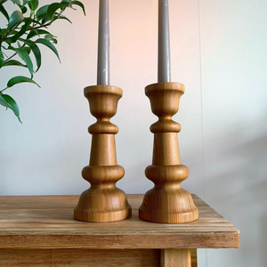 Chandeliers en bois de pin naturel tourné, style suédois du milieu du siècle, porte-bougies rustiques en bois, décoration de table scandinave - Product Image 1