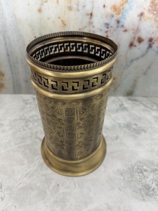 Cubo de basura antiguo de latón grabado con borde de clave griega, perfecto para habitaciones de lujo y decoración interior clásica, procedente de la India. - Product Image 2