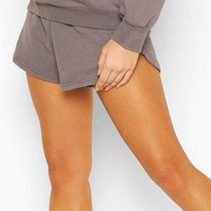 โรงงานผลิตเสื้อผ้าลำลองสไตล์สตรีท OEM ขายส่งโดยตรง ปี 2026 เสื้อผ้าแฟชั่นอินเทรนด์ ชุดเซ็ต 2 ชิ้น เสื้อฮู้ดดี้และกางเกงขาสั้นสำหรับผู้หญิง - Product Image 4