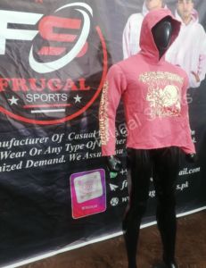 เสื้อฮู้ดดี้โอเวอร์ไซส์ ขอบดิบ แขนจั๊มพ์ ผ้าฟลีซหนานุ่ม 100% คอตตอน สตรีทแวร์ ทรงบ็อกซี่ ไม่มีริบ ขอบดิบแบบมินิมอล น้ำหนัก 350 กรัม - Product Image 6