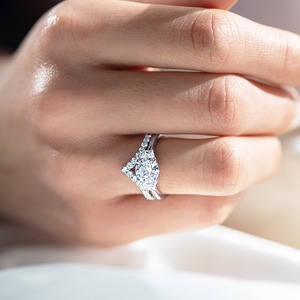 Anillo de Compromiso de Tres Piedras con Diamante Cultivado en Laboratorio de Corte Redondo de 1.40CT, Oro Blanco, Joyería Fina Personalizada para Bodas, Venta al Por Mayor - Product Image 4