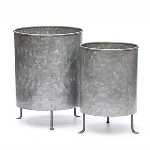 Jardinière galvanisée à base étroite, idéale pour les entrées, les coins intérieurs et la décoration des allées de jardin - Product Image 1