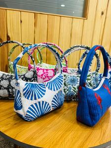 Bolso de mano acolchado de algodón de alta calidad, bolso de hombro de tela floral, bolso de compras reutilizable suave y acolchado, logotipo personalizado, etiqueta privada. - Product Image 4