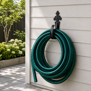 ที่แขวนสายยางติดผนังพร้อมตะขอโลหะ สายยาง PVC สีเขียว สำหรับจัดเก็บสายยางกลางแจ้ง โซลูชั่นรดน้ำ ทนทานด้วยเส้นใยโพลีเอสเตอร์ ยืดหยุ่นได้ รองรับแรงดันน้ำ 7 บาร์ - Product Image 1