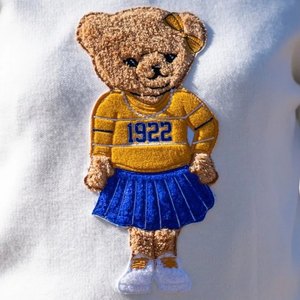 Suéter Preppy Sigma Gamma Rho con Diseño de Oso para Mujer, Color Crema, Cuello Redondo, Estilo Casual y Lindo - Product Image 4