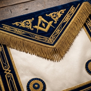 Tablier maçonnique carré personnalisé brodé SMART SHINE ENTERPRISES en cuir blanc, velours bleu et franges dorées - Product Image 3