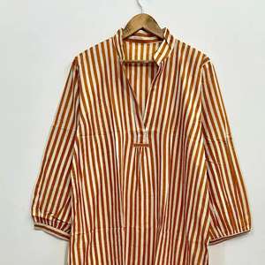 เดรสผ้าฝ้ายลายทางสไตล์โบฮีเมียน: สีสนิมและสีครีม ทรงหลวมแบบแม็กซี่ - Product Image 2