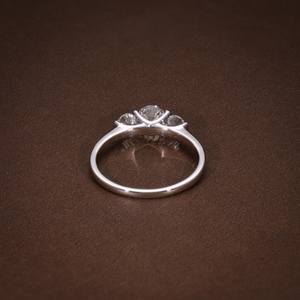 Bague de fiançailles élégante à trois pierres, diamant rond de laboratoire, certifié VVS VS, bague trilogie, or massif 14 carats, bijoux de mariée - Product Image 3