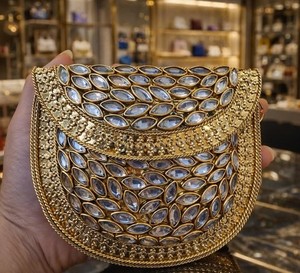 Sac de rangement élégant en or orné de pierres Kundan, pochette tendance avec strass rouges pour soirées, mariages et événements festifs - Product Image 4