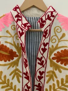 Chaqueta blanca de algodón con bordado Suzani hecho a mano para mujer, elegante diseño floral con hilo, estilo bohemio, abierta por delante, corta. - Product Image 4