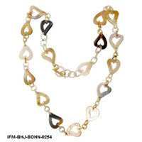 Collier artisanal en corne de bœuf marron, style bohème, longueur opéra, avec maillons cœur polis et fermoir à bascule, idéal pour les occasions festives