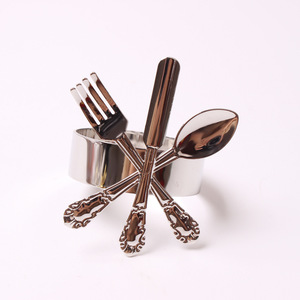 Elegante y funcional servilletero metálico, anillo para servilletas con diseño de tenedor, cuchara y cuchillo, para mesas de alta gama. - Product Image 1
