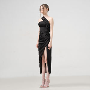 Vestido de satén negro de longitud de té Diseño de abertura de línea A Ropa de mujer Sexy Espalda fuera del hombro Elegante ODM Proveedor de moda de Vietnam - Product Image 2