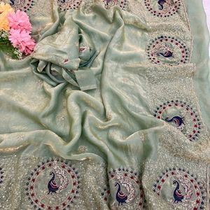 Sari en satin premium avec broderie de fils et de paillettes, accompagné d'un chemisier de créateur, fabriqué par Royal Export - Product Image 6