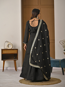 Ensemble Kurti et pantalon en rayonne et coton brodé de qualité supérieure avec dupatta en coton Chanderi, travail au fil, tenue ethnique festive - Product Image 5