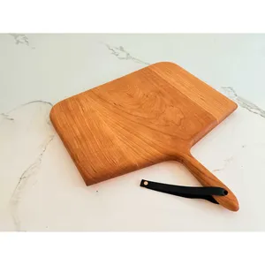 Planche de service en bois rectangulaire au design minimaliste, durable, avec poignée et sangle en cuir - Product Image 4