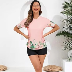 Nouveaux ensembles de maillots de bain tendance pour femmes avec manches courtes intégrées, protection UPF 50, deux pièces, haut et short de bain, logo personnalisé - Product Image 1