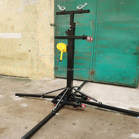 Tour élévatrice professionnelle pour scène avec système à manivelle et stabilisateurs pour un montage sécurisé des équipements DJ et des structures d'éclairage