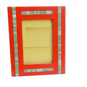 Marco de Fotos de Madera Hecho a Mano con Incrustaciones Lineales de Resina Roja Coral y Verde, Decoración Moderna - Product Image 1