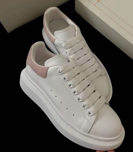 รองเท้าผ้าใบสีขาวแบบยูนิเซ็กซ์  ตกแต่งส้นรองเท้าสีสันสดใส พื้นรองเท้าชั้นกลางทำจากอีวีเอ พื้นรองเท้าด้านนอกทำจากยาง เหมาะสำหรับใส่ลำลองในฤดูใบไม้ผลิ - Product Image 4