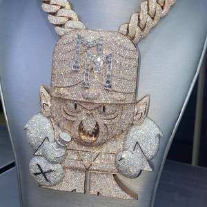 Colgante de Lujo con Corte Baguette de 12 Quilates VVS1, Diseño de Niño con Dinero de Dibujos Animados, Acabado Dorado, Moissanita Blanca, Joyería Hip Hop, Amuleto Brillante - Product Image 1