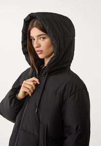 Chaqueta acolchada extragrande negra OEM para mujer con capucha, cremallera completa, mangas largas con puños elásticos, chaqueta de invierno para mujer. - Product Image 4