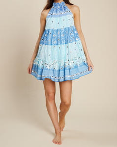 Robe d'été décontractée pour femme en jersey patchwork bleu, col halter, mi-mollet, à volants, style bohème, coupe trapèze, 100% coton, motif floral, écologique - Product Image 2
