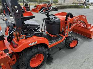 Tracteur compact Kubota BX23S durable avec chargeur frontal pour l'entretien agricole, le déplacement de terre et l'aménagement paysager - Product Image 5