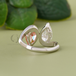 Bague Toi et Moi de luxe en or blanc 14 carats avec deux pierres, diamant de laboratoire rouge vif et blanc taille poire 1,34 ct, bijou de fiançailles et de promesse - Product Image 3