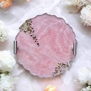 Plateau en résine artisanal, durable et élégant, idéal pour servir, organiser et décorer la maison, disponible à la vente en gros. - Product Image 1