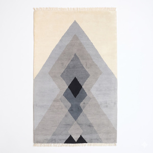 Tapis géométrique moderne gris ivoire noir à motifs losanges superposés, avec franges, antidérapant, écologique, tufté à la main, en laine épaisse, moyen - Product Image 1