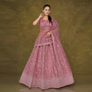 Lehenga Choli con intrincados adornos de Resham, falda amplia regal, blusa ajustada y dupatta fluida para celebraciones de boda - Product Image 4