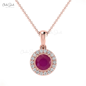 Pendentif halo en rubis taille brillant 4 mm serti à griffes, en or massif 14 carats avec accent de diamant, fournisseur en gros - Product Image 1